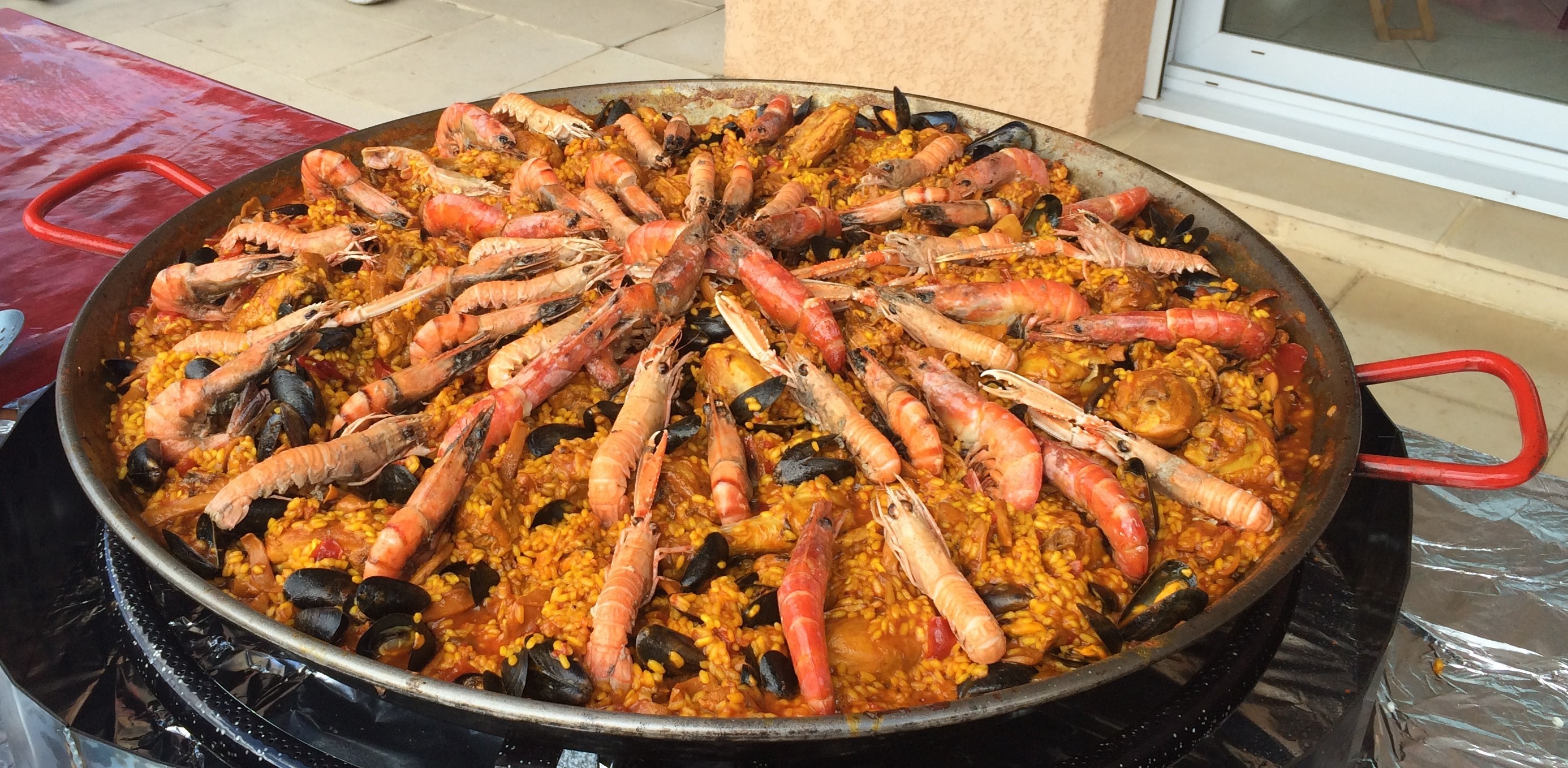 Paella ou Fideua réalisée devant vous lors de vos événements